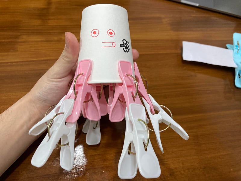 洗濯ばさみでタコ作り